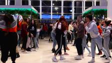 La carrera XXIV San Silvestre sorprende a los sevillanos con un flashmob en Lagoh