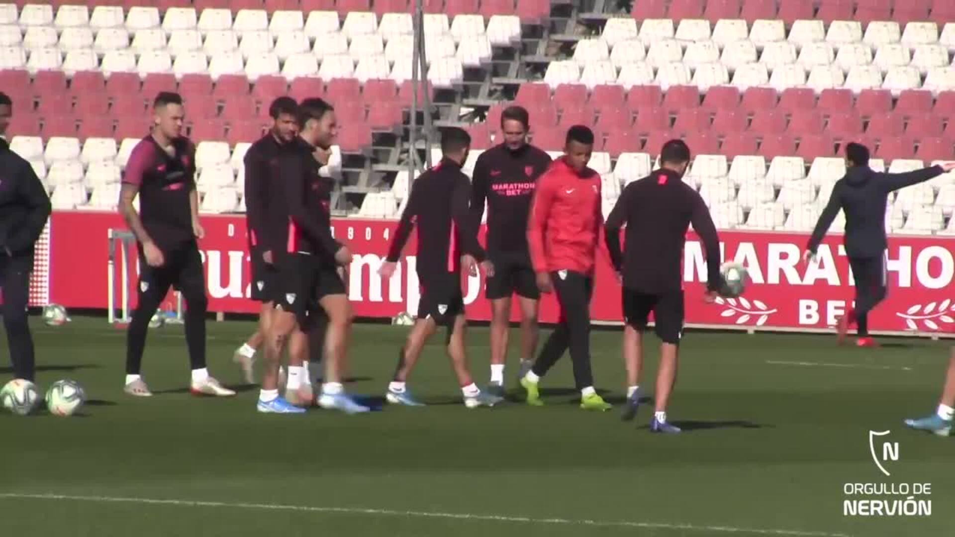 Buen ambiente en el último entrenamiento de 2019 del Sevilla FC