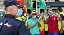 Una protesta de olivareros fuerza el cierre de la Diputación de Jaén con el ministro Planas dentro