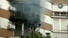 Un aparatoso incendio deja cinco intoxicados por inhalación de humo en el Distrito Sur de Sevilla