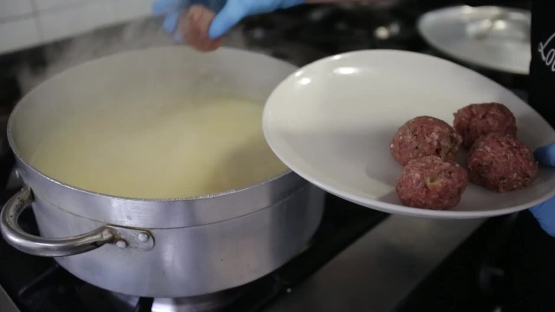 En vídeo: La receta, paso a paso, de las albóndigas en caldo de cocido de Casa Matías