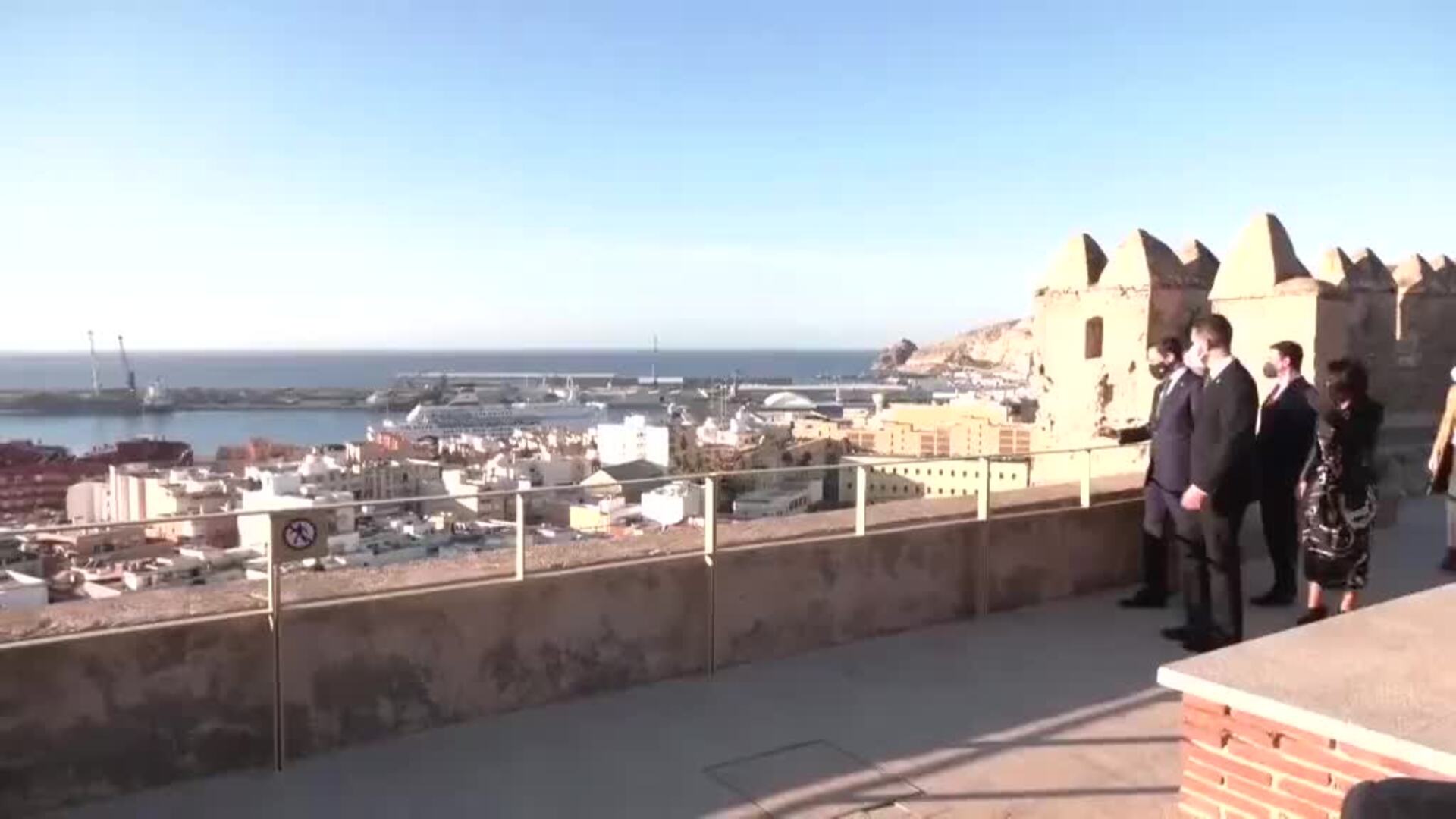 Juanma Moreno preside la reunión ordinaria del Consejo de Gobierno que se celebra en la Alcazaba de Almería