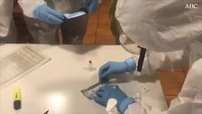 Andalucía acelera en su bajada de la ola y suma menos de mil contagios de coronavirus