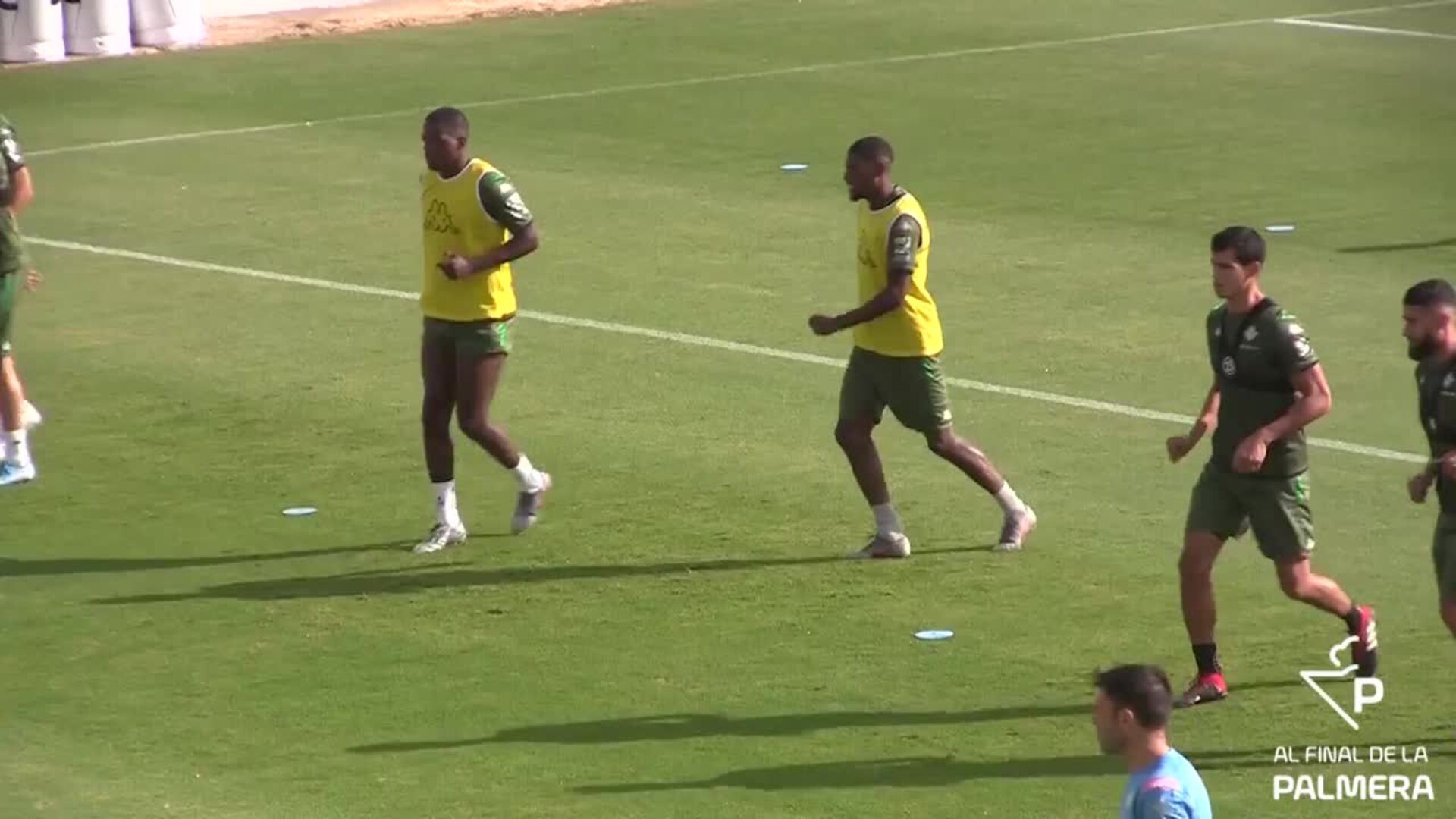 El Betis entrena sin Guardado y Tello