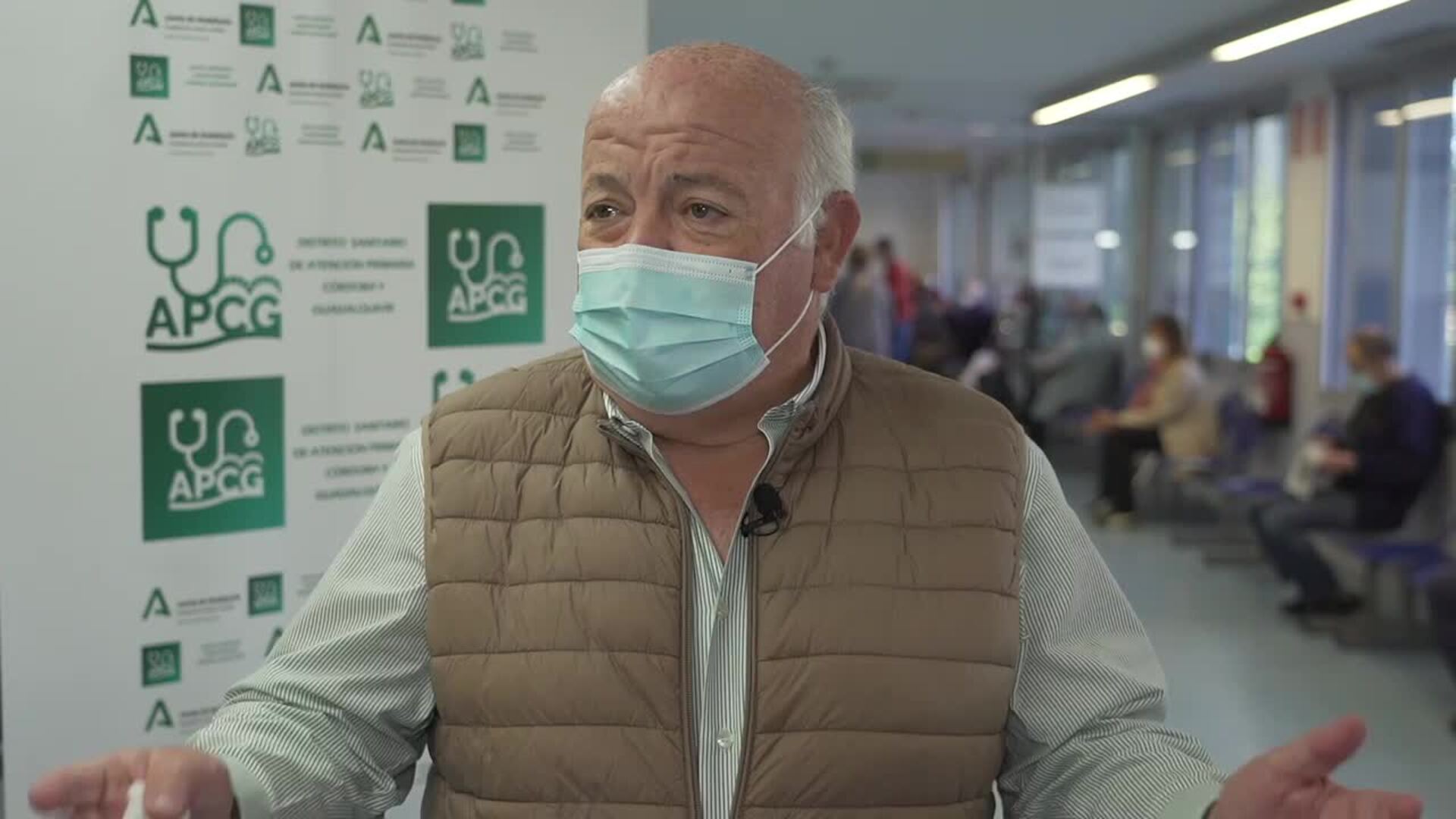 El consejero de Salud, Jesús Aguirre, es vacunado contra el coronavirus