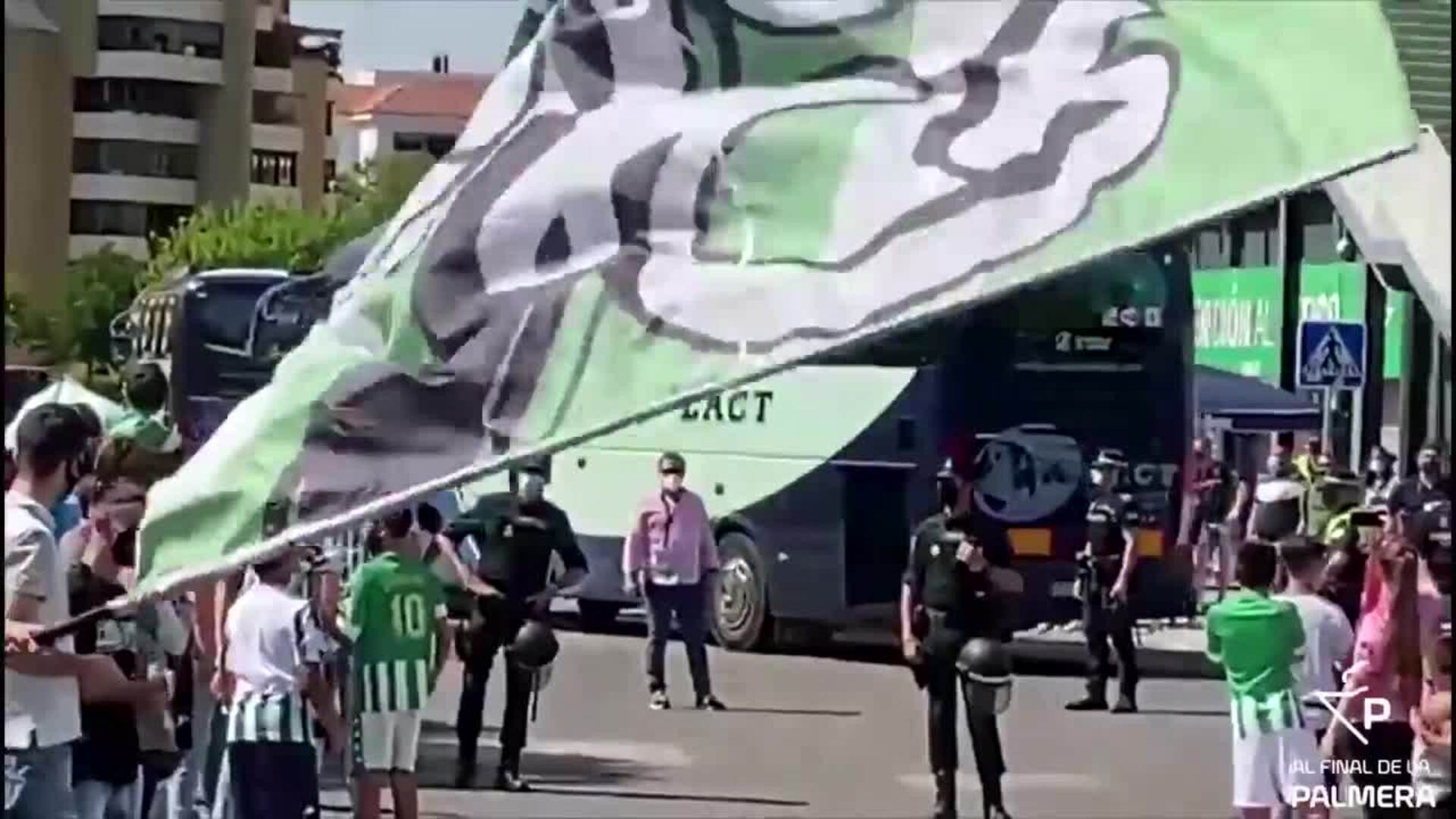 Recibimiento al autobús del Betis antes del partido contra el Huesca
