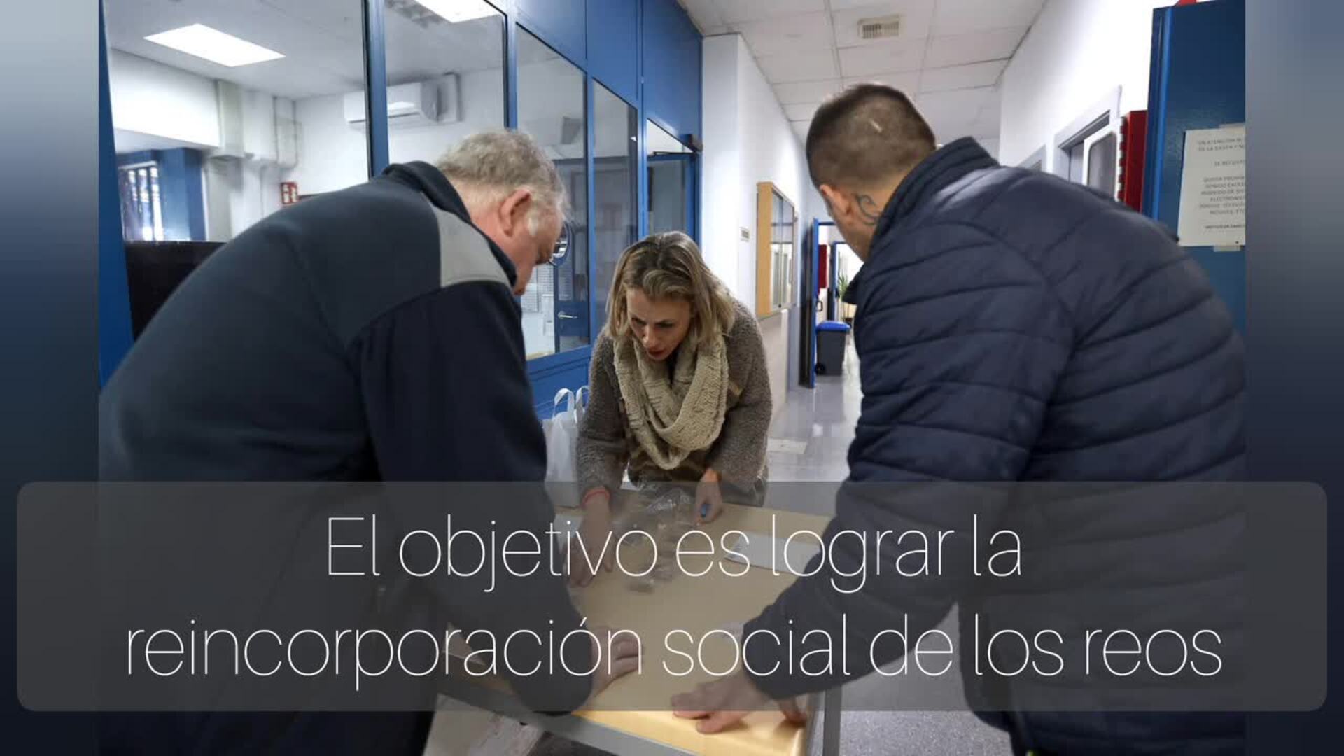 El equipo del CIS y la directora de la prisión provincial, durante una asamblea con los internos