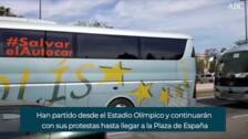 Un centenar de autocares discrecionales y turísticos se movilizan por las calles de Sevilla