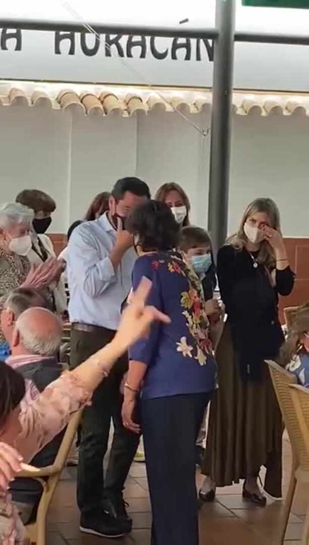 Aplausos a Juanma Moreno en un bar