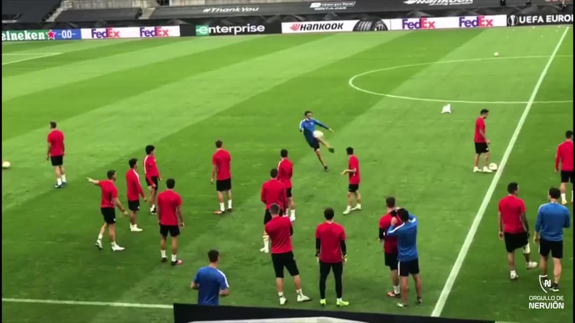 El Sevilla se entrena en el Rhein Energie Stadion de Colonia
