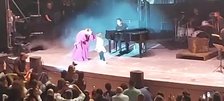 (Vídeo) Así fue el momento más emotivo del concierto de Niña Pastori en Córdoba: un baile con Lola