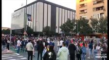 Centenares de aficionados del Sevilla FC arropan al equipo de Lopetegui en su salida del hotel