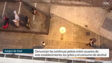 «Preocupación» vecinal por los episodios diarios en la puerta de una casa de apuestas: alcohol, peleas y gritos