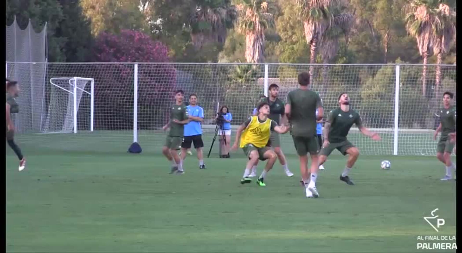 El divertido reto del gol de cabeza en el Betis