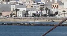 Así ha desembarcado este viernes una patera con 15 personas, entre ellas mujeres y niños, en Almería