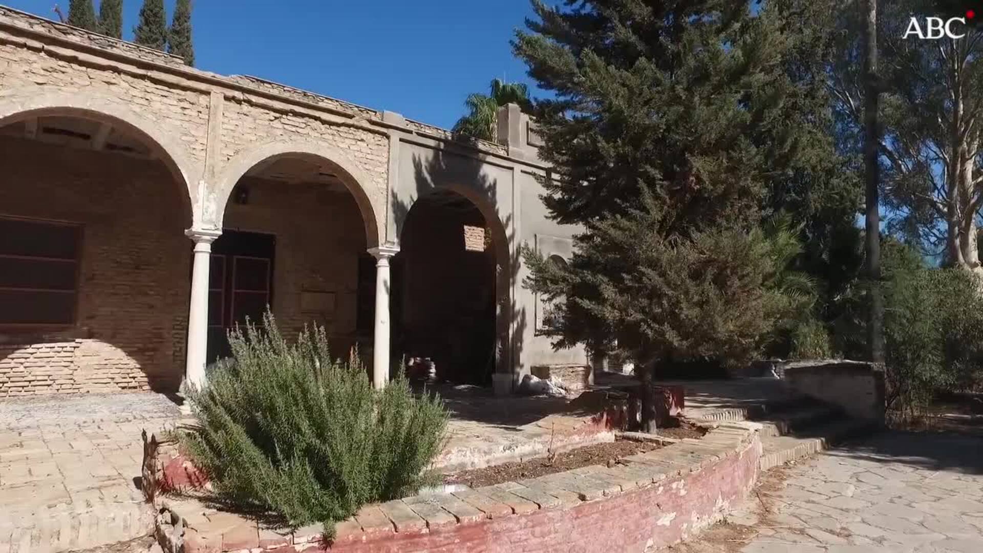 Placa que conmemora el fallecimiento de Romero Murube