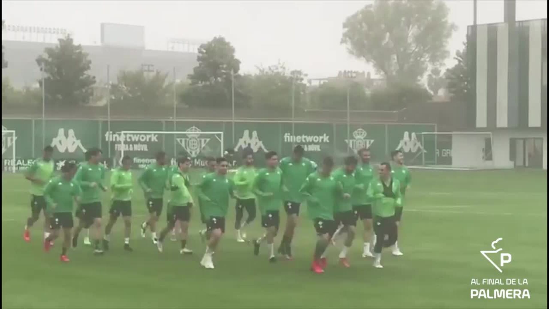 El Betis se ejercita bajo la lluvia sin Bellerín