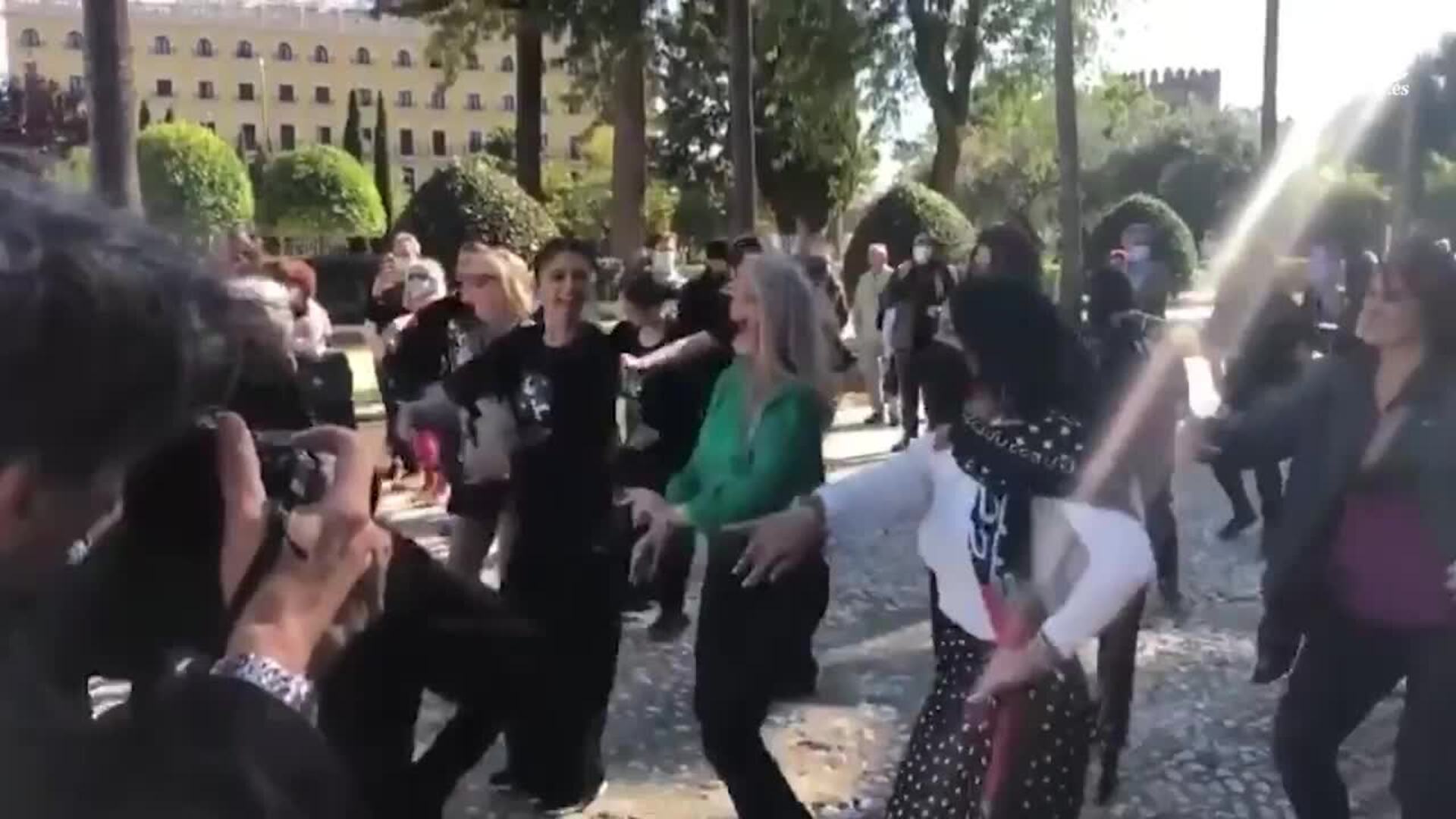 La presidenta de la Cámara y la consejera de Cultura andaluzas se arrancan a bailar flamenco en el Parlamento