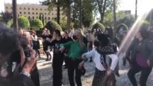 La presidenta de la Cámara y la consejera de Cultura se arrancan a bailar flamenco en el Parlamento