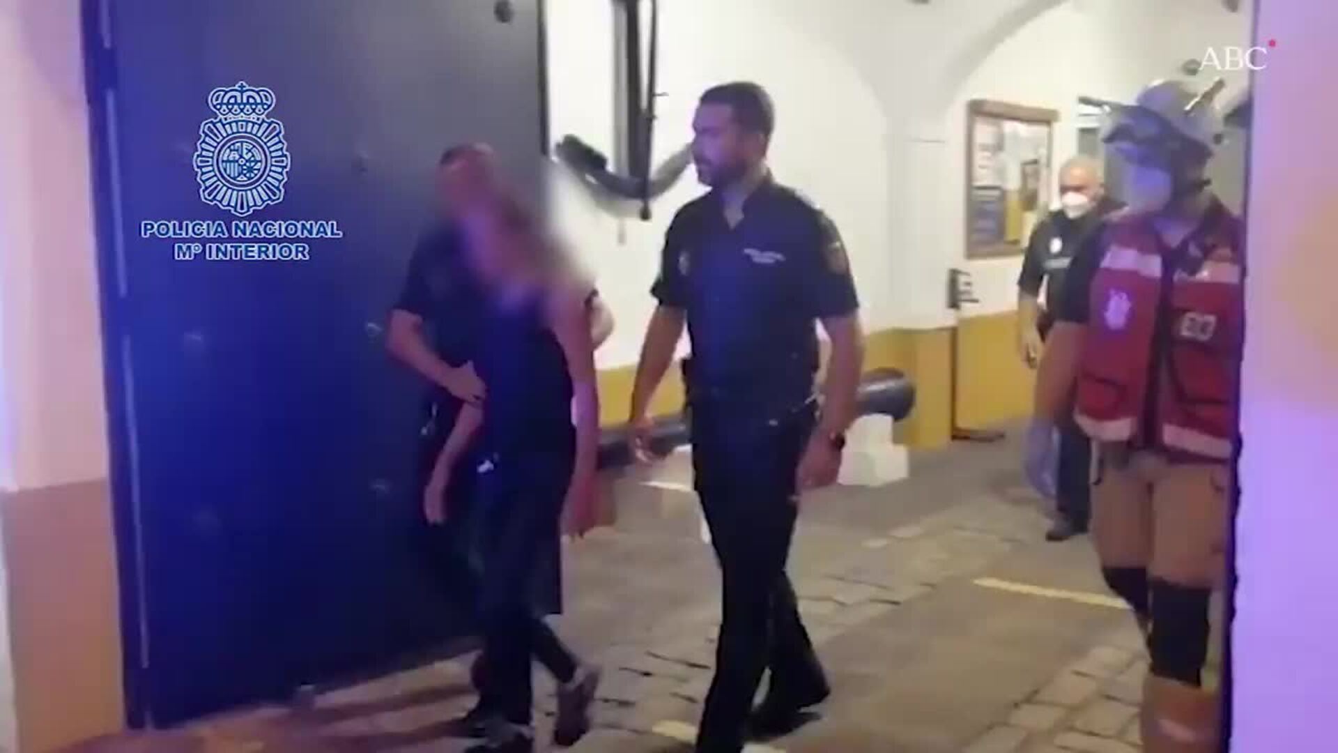 La Policía Nacional salva a una mujer que se ahogaba tras caer al río Guadalquivir