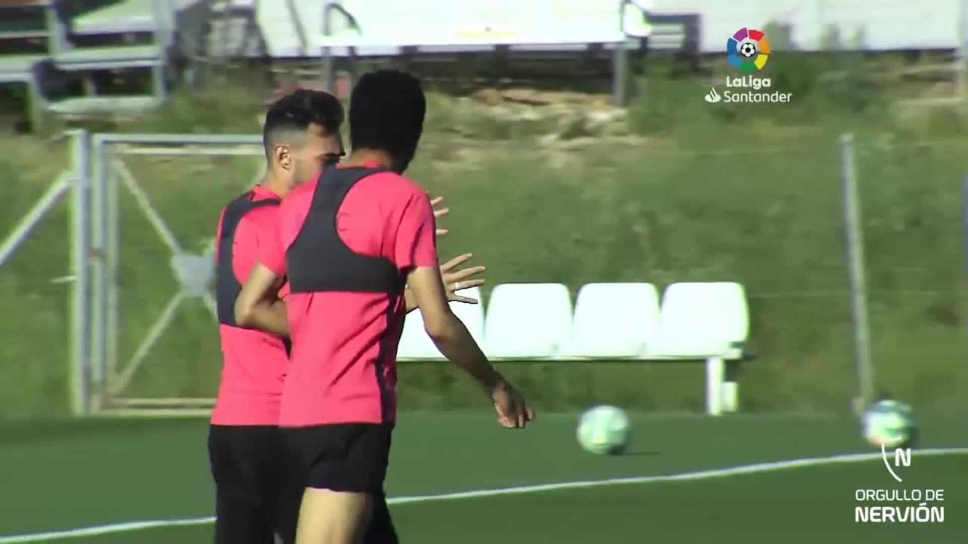 El Sevilla FC se entrena preparando el derbi a la espera de Suso