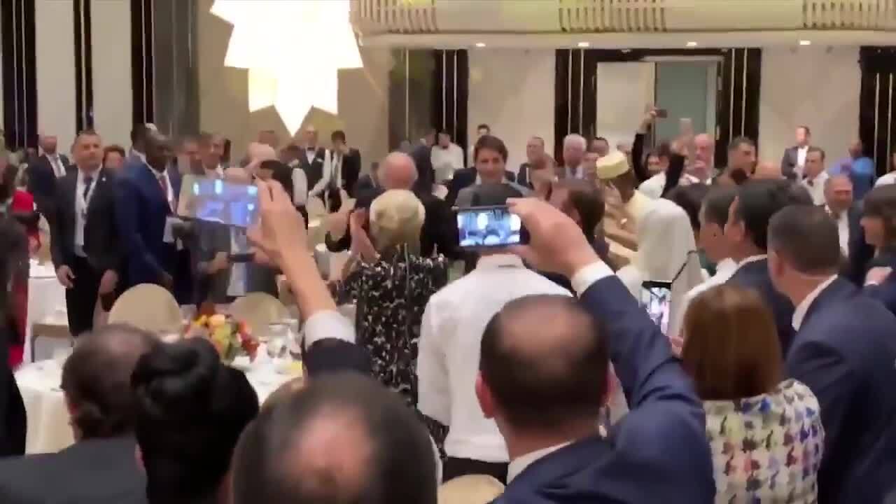 Video La Danse Un Peu Genante De Brigitte Et Emmanuel Macron Lors De Leur Voyage En Armenie Gala