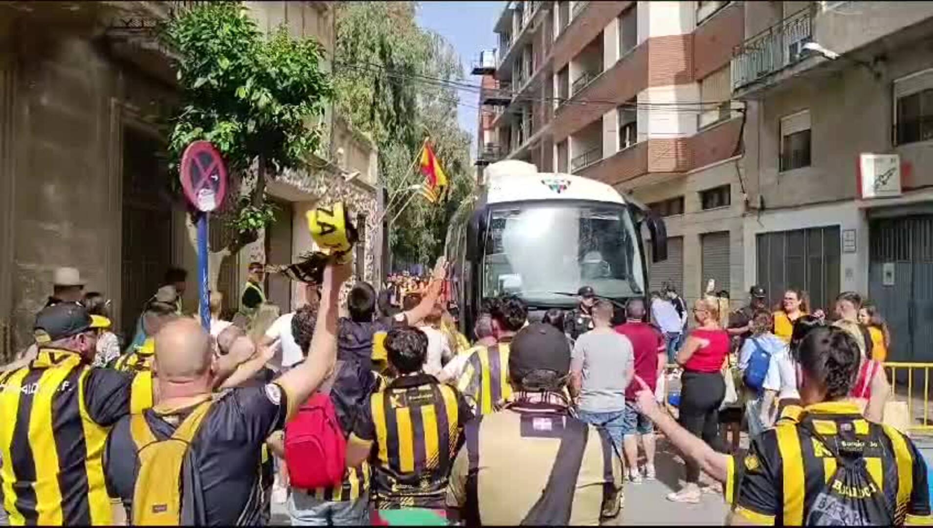 Decenas de hinchas animan al Barakaldo a su llegada al estadio del Orihuela  | El Correo