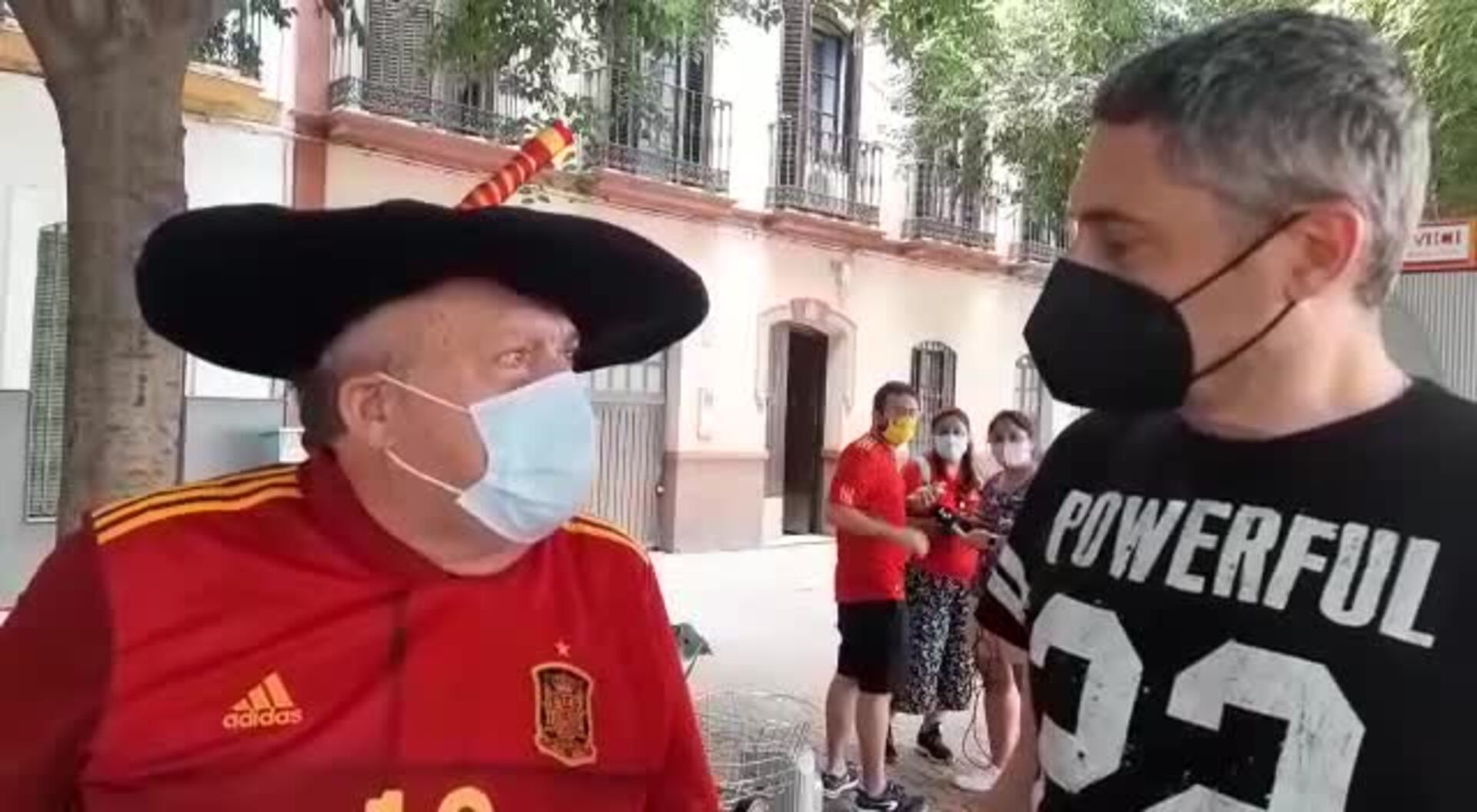 Manolo  &#039;el del Bombo&#039; confía en España: &quot;Pasamos a octavos sí o sí&quot;