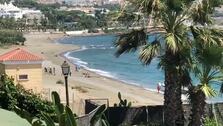 Así descargan un alijo de hachís en mitad de una playa de Estepona