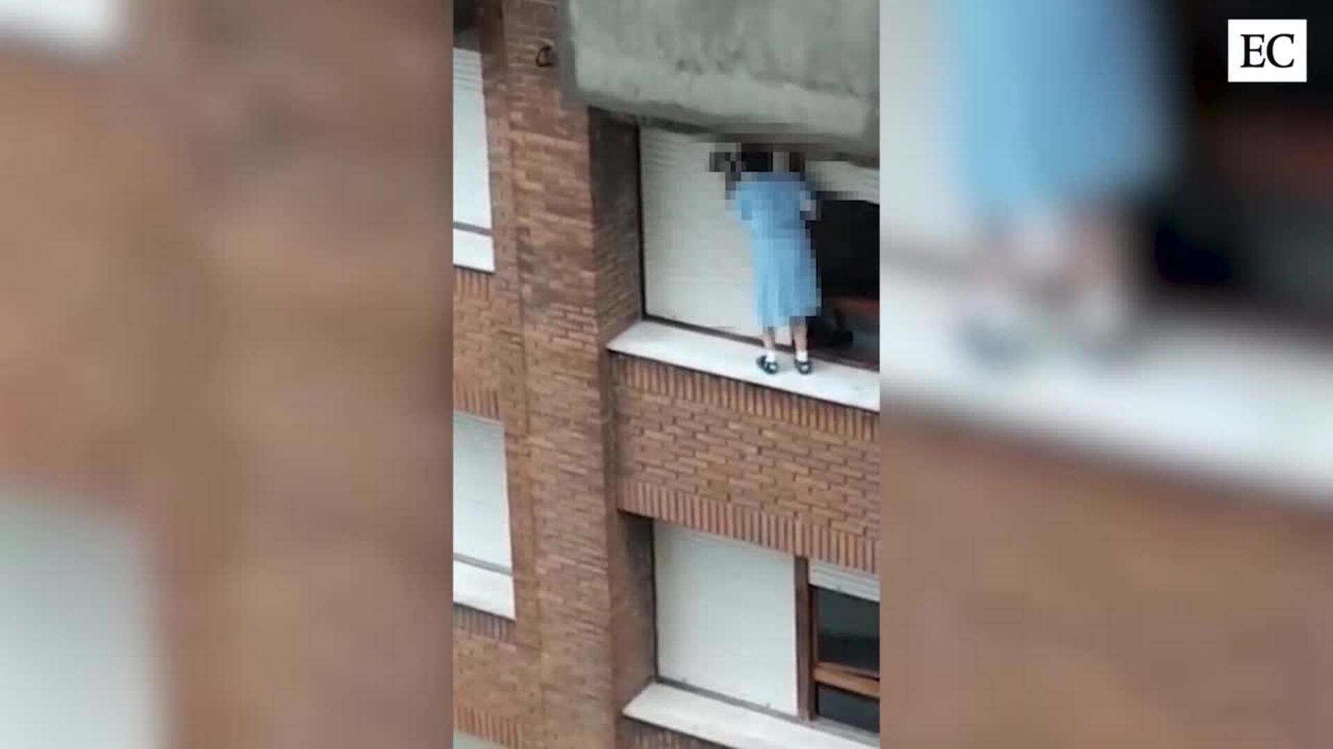 El impactante vídeo de una mujer limpiando la ventana en último piso