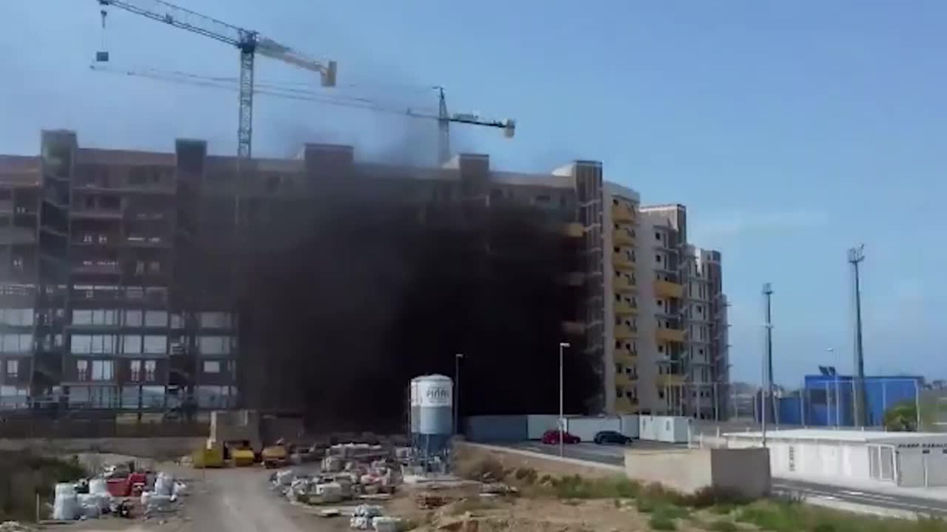Dos atendidos por inhalación de humo en el incendio de un edificio en construcción de Playa Paraíso
