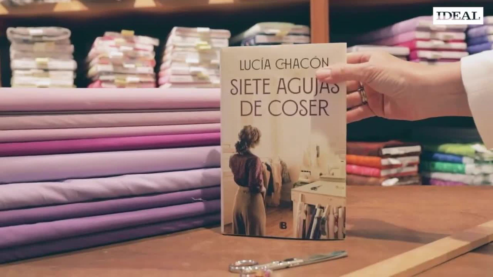 La r granadina Lucía Chacón presenta el libro 'Siete agujas de coser