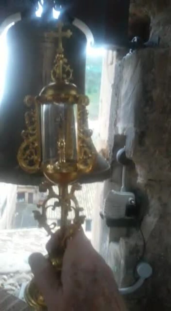 El párroco de Nájera bendice a la ciudad desde el campanario