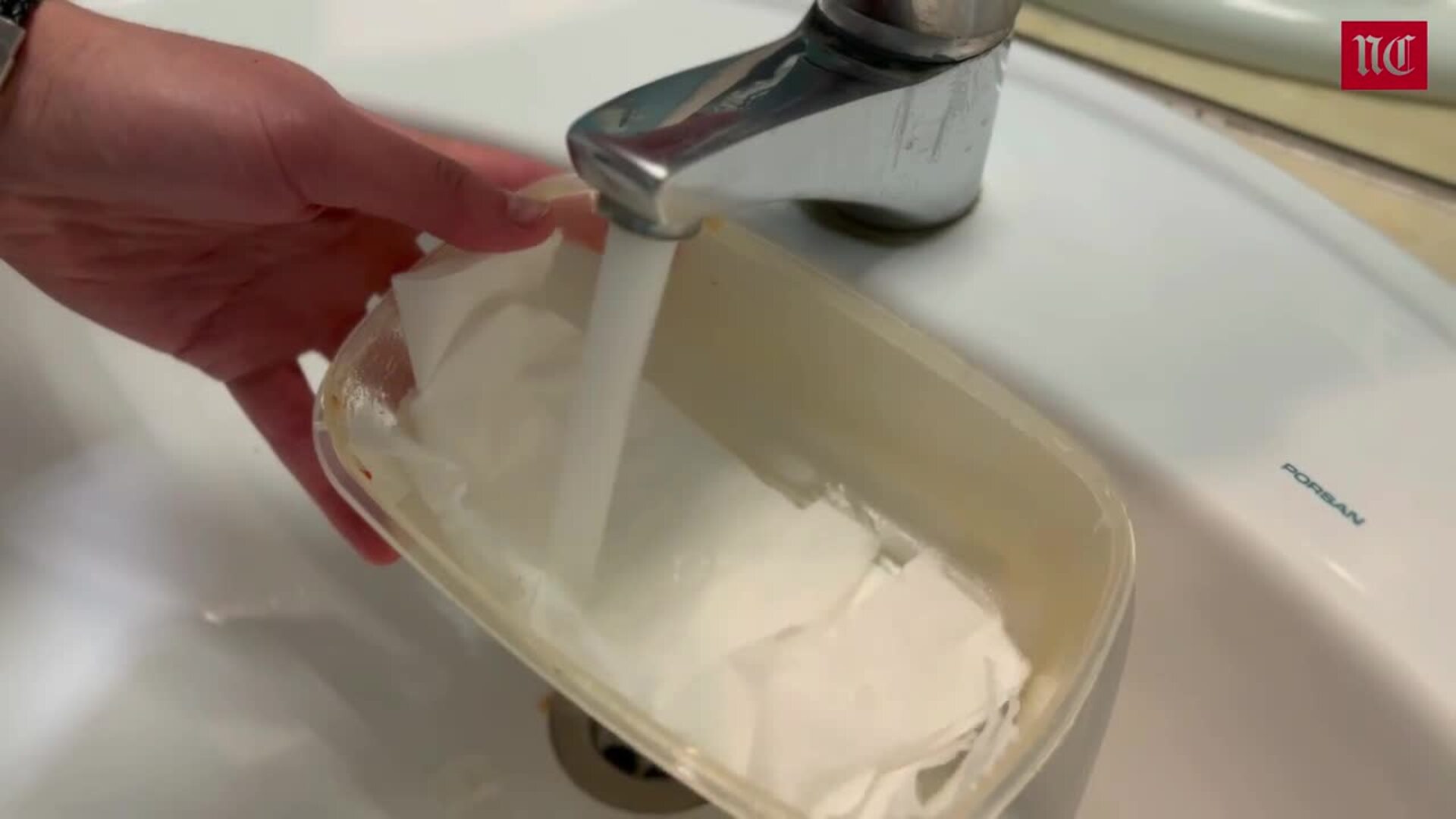Cómo limpiar un tupper de plástico en menos de 1 minuto con este truco