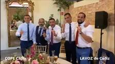 VÍDEO. Álvaro Cervera y su cuerpo técnico cantan por Tino Tovar en la boda de Negredo