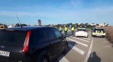 Vídeo: La Guardia Civil controla el acceso a Sanlúcar