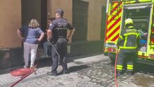 Pequeño incendio en la calle Torre con Sacramento, en el casco antiguo de Cádiz