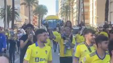 (VÍDEO)Espectacular recibimiento de la afición del Cádiz CF previo al duelo ante el Real Madrid