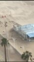 Vídeo: 'Bernard' castiga los chiringuitos de la playa de Cádiz con rachas de viento huracanadas