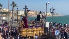 Vídeo: El Paseo Marítimo en Cádiz recibe Las Aguas con fuerte levante este Miércoles Santo