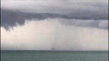 Una manga marina pasa a pocos metros de la playa de La Caleta, en Cádiz