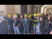 Vídeo: Los bomberos toman la calle y hacen ruido en Cádiz para pedir más plantilla