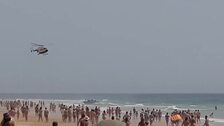 Vídeo: Una patera llega a El Palmar con la playa abarrotada de bañistas