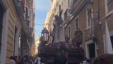 Vídeo: El Nazareno del Amor, a su paso por Cádiz este Lunes Santo