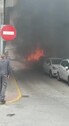 Se juega la vida para salvar un coche de las llamas en un incendio en Chiclana