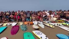 Los surferos de Cádiz homenajean a 'Bori': «En el agua siempre estará tu nombre y tu ola en la eternidad»