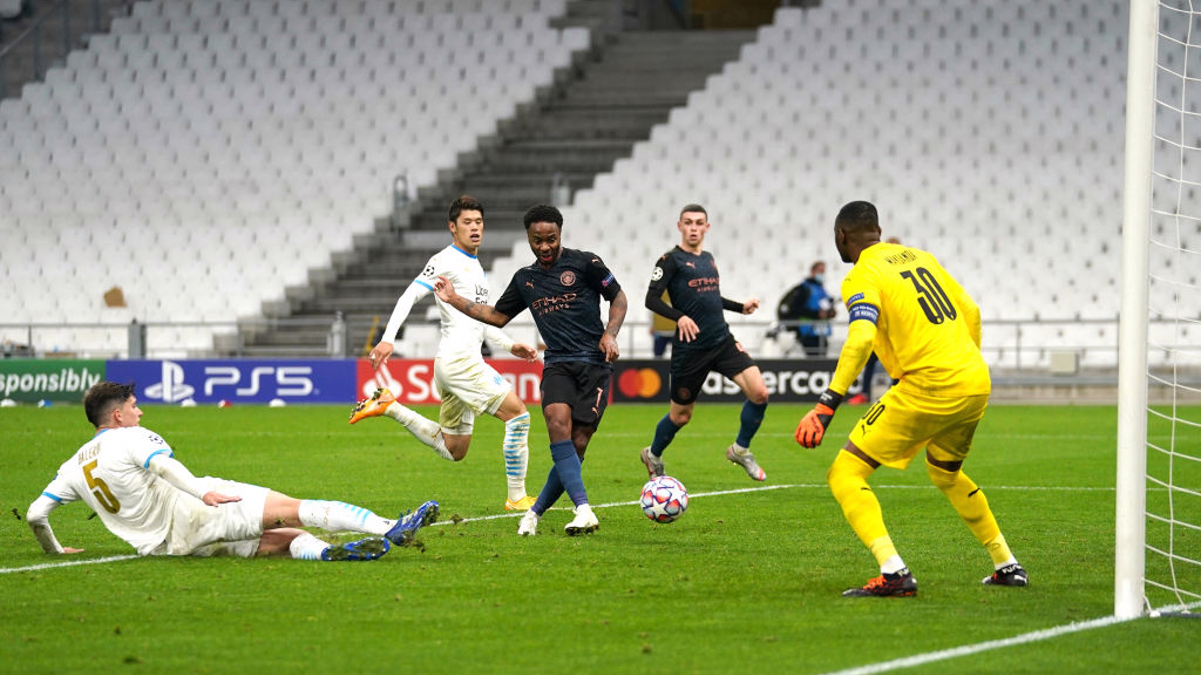 VALENCIA Luis Antonio - UEFA Champions League 2011/12 Group C - Manchester  United FC