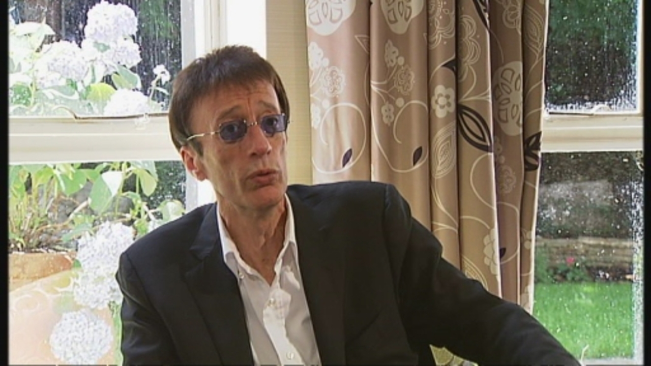 Bee Gees singer Robin Gibb dies of cancer – Channel 4 News
