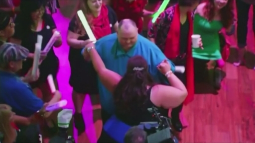 Fat-shamed 'dancing man' gets last laugh at LA party – Channel 4 News