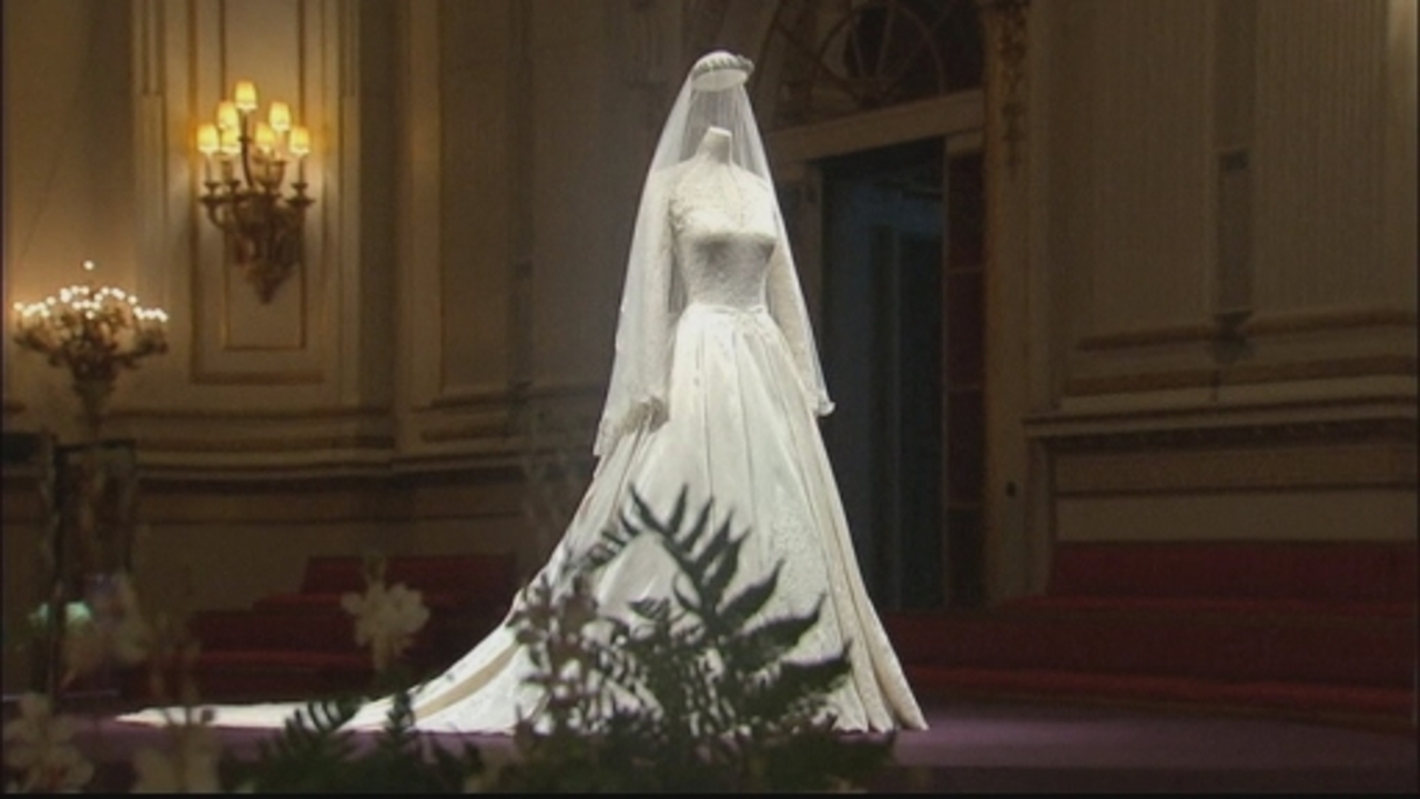 Kate's royal wedding gown goes on display – Channel 4 News